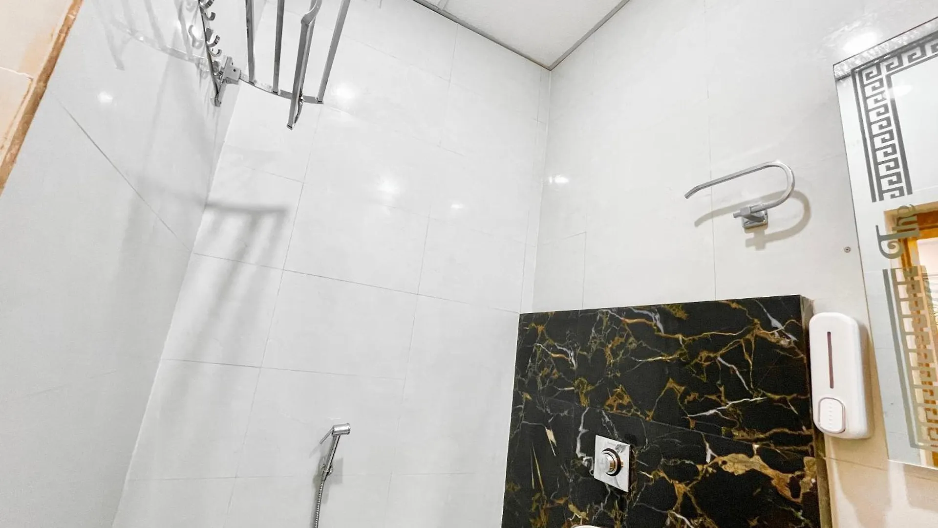 Hotel The Banaras Stay ! Varanasi होटल द बनारस स्टे, பனாரஸ் தங்கும் ஹோட்டல்F, Air-Conditioned Hotel With Off Site Parking Availability, Near Kashi Vishwanath Temple, And Ganga Ghat Hindistan