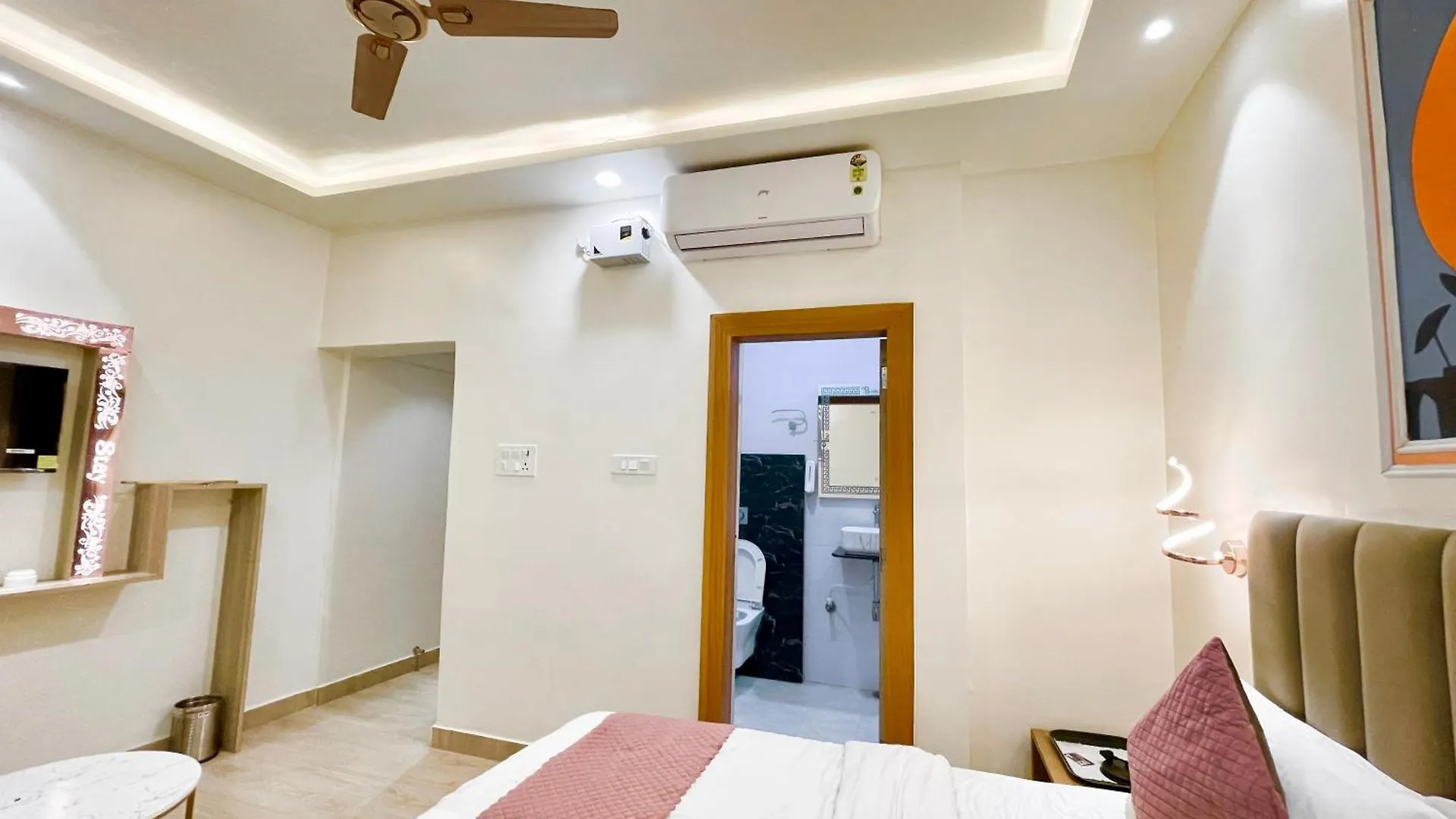 Hotel The Banaras Stay ! Varanasi होटल द बनारस स्टे, பனாரஸ் தங்கும் ஹோட்டல்F, Air-Conditioned Hotel With Off Site Parking Availability, Near Kashi Vishwanath Temple, And Ganga Ghat